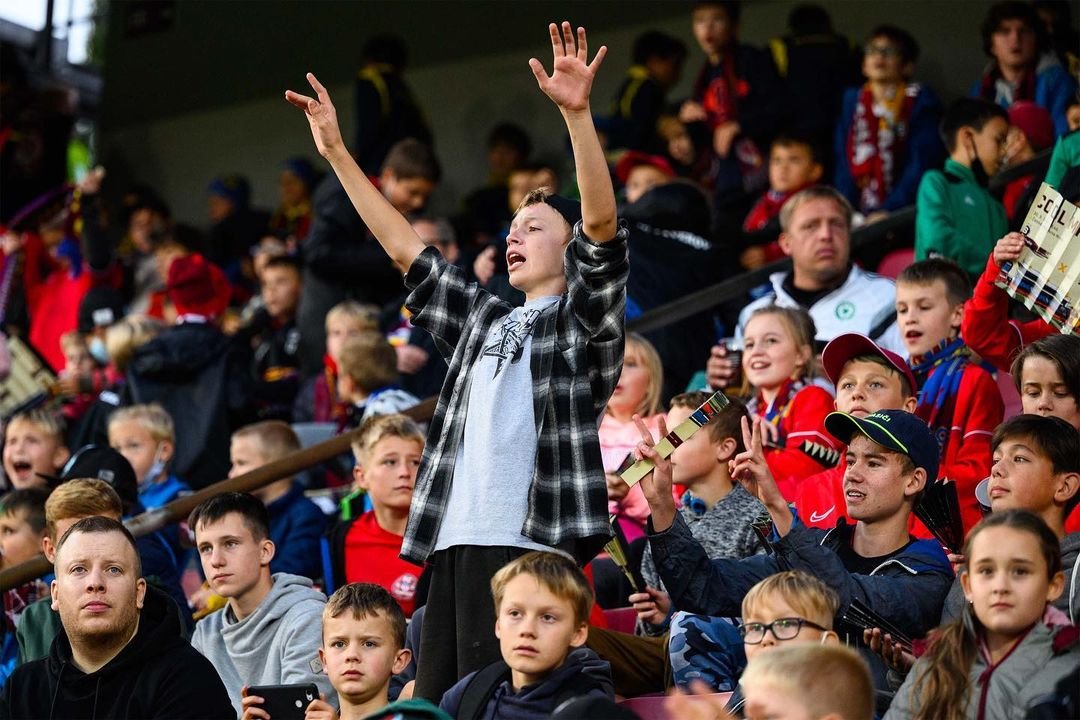 ℹ️ V prvním zápase sezony proti Vikingu budeme mít uzavřenou část hlediště kvůli disciplinárnímu trestu od UEFA. Využijeme ale výjimku a vstupenky nabídneme zdarma organizovaným skupinám s dětmi ?? Žádosti můžete posílat do 15. 7. do 16:00 hodin ⏳

Všechny důležité informace najdete v článku na webu ? #acsparta